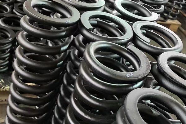 不同类型的压簧在应用场景上有什么具体的区别？